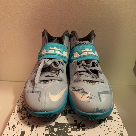 LeBron Soldier 7 (signed by Miami Heat Champion) - Picture 3 of 3